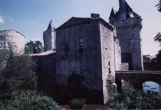 Entrée du château par le pont de pierre